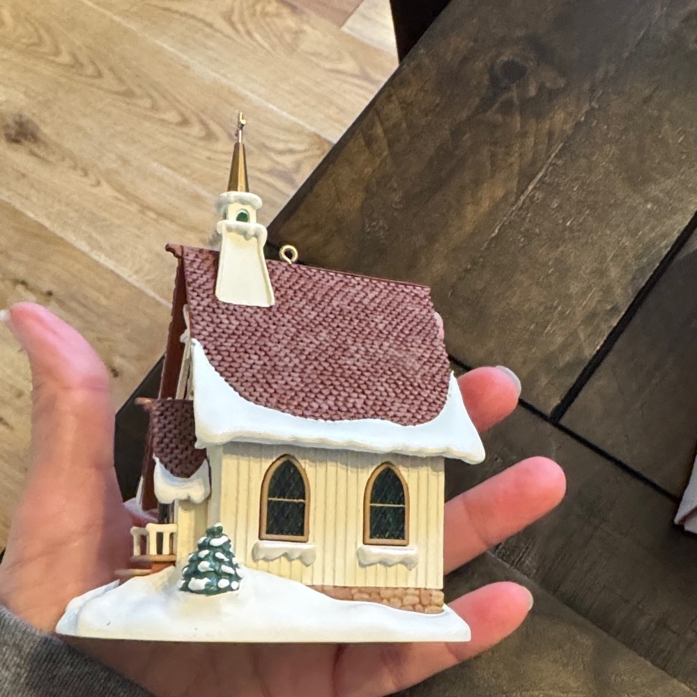 Hallmark Colonial Church Ornament - Red and White Collectors 1999 - Picture 9 of 12